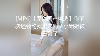 小三正被日的很爽的时候 三个大汉破门而入揍的也爽