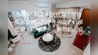 【家庭摄像头破解】饥渴的夫妻呀，孩子在睡觉，夫妻俩在激烈舌吻，各种姿势爆艹，这一切悄悄发生着，’小声点，别吵醒女儿‘~~