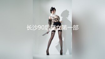 Ria 久留美在她可爱的 cosplay 中看着你的眼睛，轻轻地抚摸你暴露在她面前的搏动的阴茎。