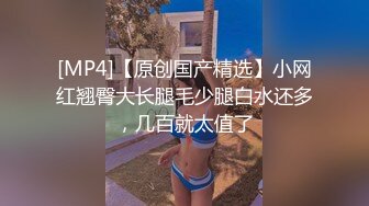 上班族小姐姐比较多的快餐店女厕，高清全景逼脸同框偸拍多位美眉方便，牛仔服美女蓝色内内湿了一块是什么情况 (2)