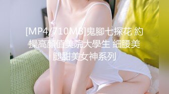 《母子乱伦》趁妈妈喝多找朋友来和妈妈一起玩3P开发她的屁眼