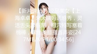 颜值不错的小少妇就是骚，带血上阵跟狼友深夜撩骚，大姨妈初期血量很大，纸巾都打湿了，揉奶自慰表情好骚啊[