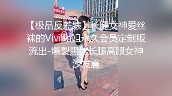 腰细美乳红唇淫骚美少妇情趣装高跟鞋，拨开内裤揉搓逼逼几下就出水，翘起美臀道具小JJ后入抽插，毛毛浓密非常诱人