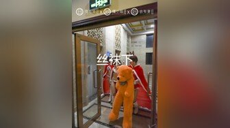 穿绿色衣服很美的小姐姐来试穿婚纱，身材好好，店员拿乳贴帮小姐姐扶好奶奶，穿白色婚纱 真是好漂亮的新娘了呢~