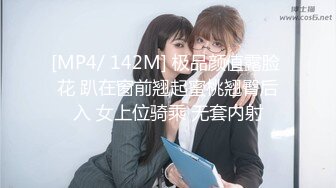 【雨儿酱】秀人网气质大美女，性感修身旗袍配白丝，奶头漏57P原版图，奶子真的又大又白[ (2)