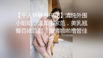 新来的蜜桃臀清纯小妹露脸一个人在家陪狼友发骚，逼逼和奶子都很嫩，淫声荡语互动撩骚，揉奶玩逼看特写好骚