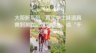 晚上城中村浴室窗外偷窥隔壁楼房东女儿洗澡不小心被她发现了淡定望过来回过神来大叫妈