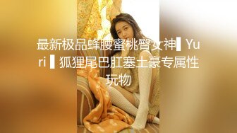 【Stripchat】国产极品吊钟巨乳女主播「LinLin」在地上玩弄按摩棒和跳蛋喷湿了隔尿垫