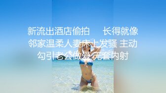 性感身材牛仔裤萌妹子