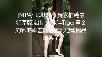 漂亮美眉群P 看着瘦弱被多人多姿势连续无套内射 最后只能靠精液润滑 小穴都操肿了