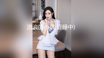 Ria 久留美她被带走了，把自己推到了边缘，同时从棒棒糖上舔了她自己的阴道汁！