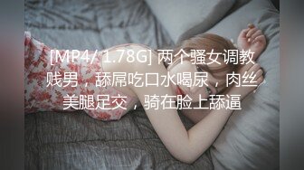 不小心被淋湿 避雨的少女