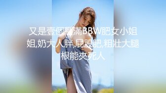 《破解居家摄像头》中年老公鸡巴不顶用老婆没爽够拿出精油给老婆的BB做个按摩补偿一下