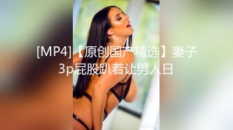 古铜色东方小美女和东欧白嫩美女一起玩3P同时玩大肉棒阴道插着吃逼