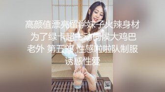 某医院上夜班的小护士好骚啊，在狼友的调教下脱光了激情大秀，无毛骚穴逼里塞着跳蛋，在休息床上自慰舔淫水