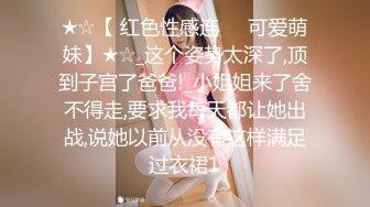 把小女友按在沙发上用18cm大鸡巴狠狠插入