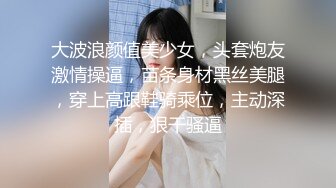 [MP4/ 1.57G] 颜值不错的风骚女模特，大辫子漏出骚奶子诱惑狼友跟两位大哥激情3P