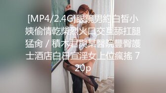 社区人妻，老婆几乎裸体在居民小区转悠乘电梯，最后自慰到喷水。-Pornhub.com