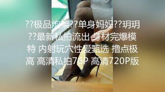 两个年轻粉嫩的社会渣女全程露脸被纹身小哥床上玩弄，激情上位让小哥从床上草到床下，两小哥一起拿道具玩逼