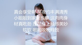 服务周到的小女人进门先冲个澡，给大哥舔舔鸡鸡，奶子很正揉着很爽，多体位抽插小骚逼，叫声就让你受不了