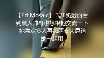 大神说服老婆3P✿看自己老婆被单男压在身下 老公在一边拍视频，稀有露脸！围观一下娇妻是如何被单男爆操的！