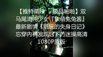 SM工作室，黑丝高跟大奶露脸女王调教人妖，给大鸡巴滴蜡烫熟了它好刺激，穿上假鸡巴内裤后入爆草人妖菊花