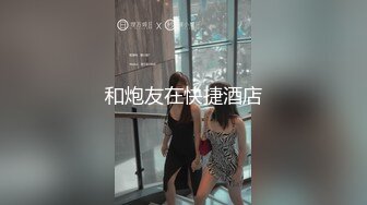 天津骚女，问我要不要去逛公园，我不去她就发视频挑逗我，骚女果然饥渴，看地上喷了许多淫水！