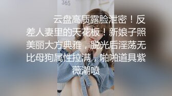 商场女厕近距离偷窥长裙美女 B里拉出一坨奇怪的玩意