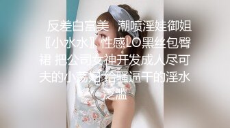 清纯妹子撩衣服不小心走光露点