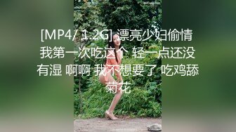 两个青春活力女儿把父亲的肉棒掏出来争着舔吸把玩啪啪双飞尽情抽插操穴