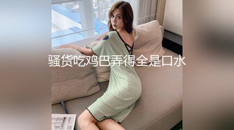 黑客破解家庭网络摄像头偷拍老婆在厨房煮饭过程中被欲火浑身的老公 扒光抱起一顿操