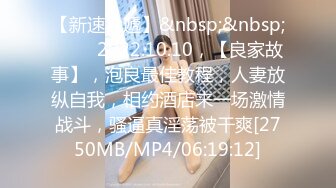 《极品CP?魔手?外购》美女如云酒吧女厕逼脸同框偸拍多位都市靓妹方便，短发美女用手机给私处拍照发给网友