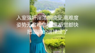 高端会所女技师撅着屁股给狼友看着骚逼伺候大哥，胸推漫游深喉大鸡巴舔菊花真骚，让大哥直接射她嘴里