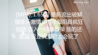 [MP4/585M]6/13最新 几个妹子尿尿穿上风衣尿尿妹子说能找到厕位不错VIP1196