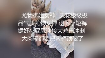 毛毛非常浓密大胡子两个少妇女同秀，性感震动情趣内衣拍打屁股，厕所尿尿用水洗逼逼，双女叠在一起掰穴特写舔逼