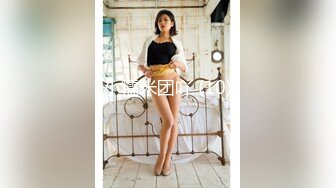 漂亮美女 牛仔裤开破洞 撅着屁屁被大鸡吧无套爆菊花 这么粉嫩的无毛鲍鱼都操腻了 内射